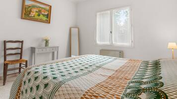 3 bedrooms, iron/ironing board, WiFi, bed sheets