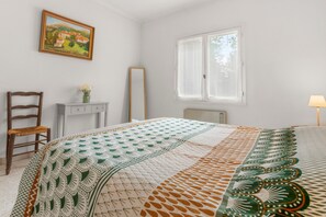 3 bedrooms, iron/ironing board, WiFi, bed sheets - Holiday Home 'Aux Portes Des Gorges Du Verdon' with Mountain View, Private Terrace and Garden (Peyroules)