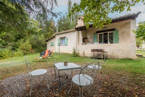 Outdoor dining - Holiday Home 'Aux Portes Des Gorges Du Verdon' with Mountain View, Private Terrace and Garden (Peyroules)