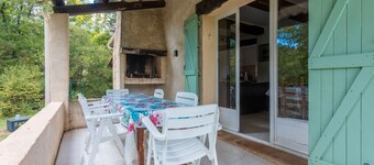 Vakantiehuis 'Aux Portes Des Gorges Du Verdon' met Uitzicht op de Bergen, Privé Terras en Eigen Tuin