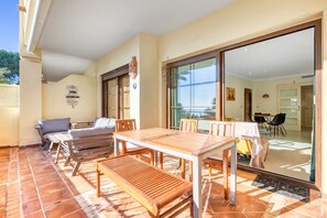 تناول الطعام بالخارج