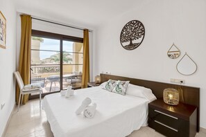 2 bedrooms, iron/ironing board, free WiFi, bed sheets - Apartment 'Seafront with Pool' with Sea Views, Wi-Fi and Air Conditioning (Altea)