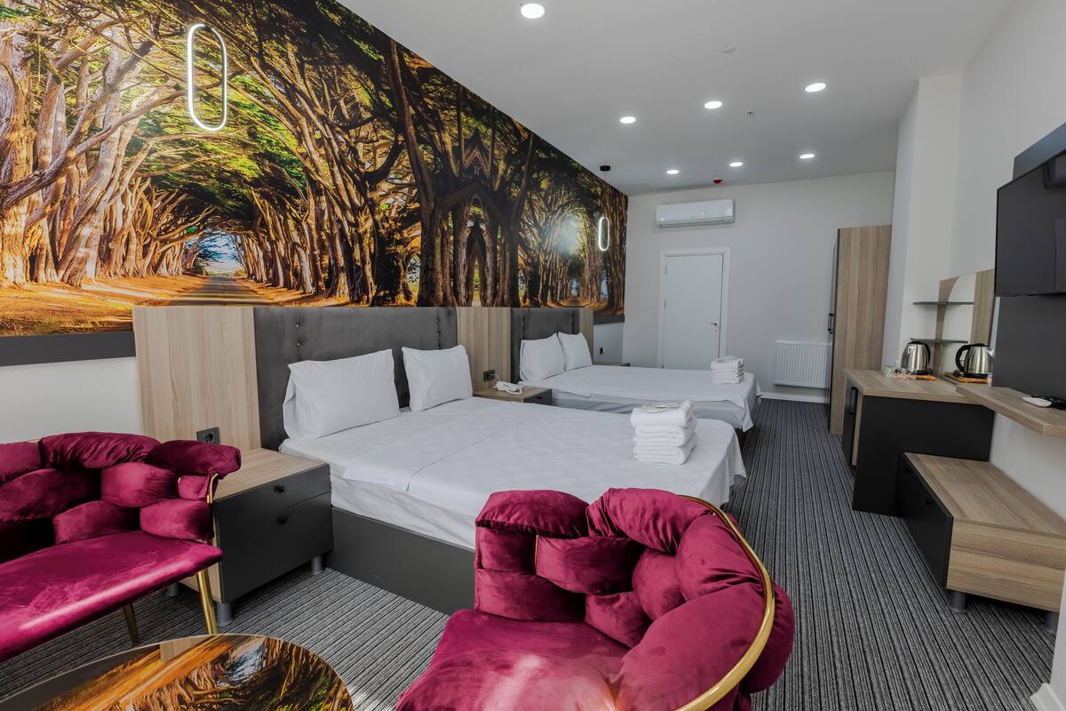 Neljän hengen deluxe-huone, 2 keskisuurta parisänkyä | 1 makuuhuone, ylelliset vuodevaatteet, minibaari