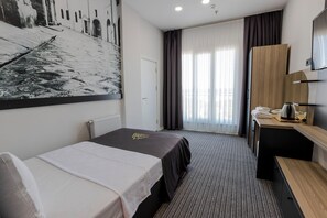 Separate bathtub and shower, jetted bath, hydromassage showerhead