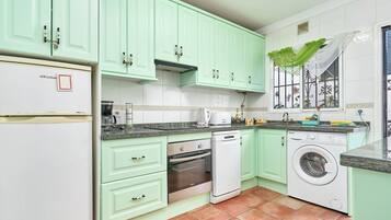 Jääkaappi, mikroaaltouuni, uuni, liesi