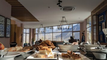 Café da manhã completo grátis todos os dias
