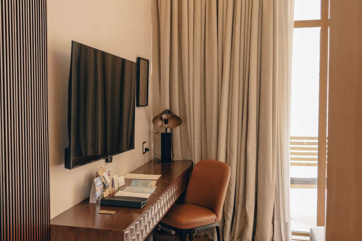 Premier King Room | Sengetøy av topp kvalitet, minibar og skrivebord