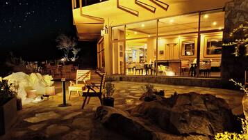 Fachada da propriedade à noite