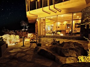 Mặt tiền nơi lưu trú - ban đêm