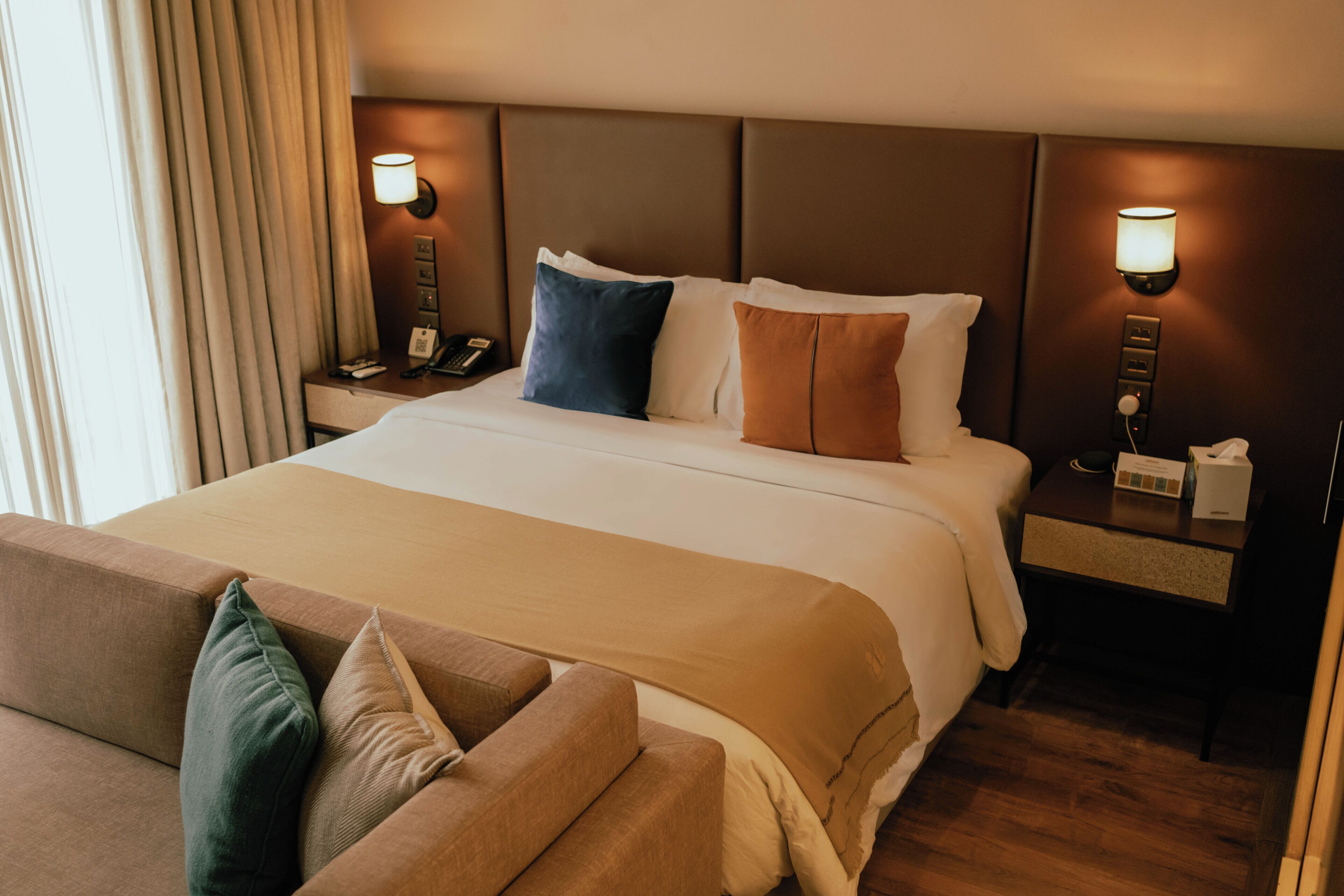 프리미어 더블룸 | 고급 침구, 미니바, 책상, 노트북 작업 공간