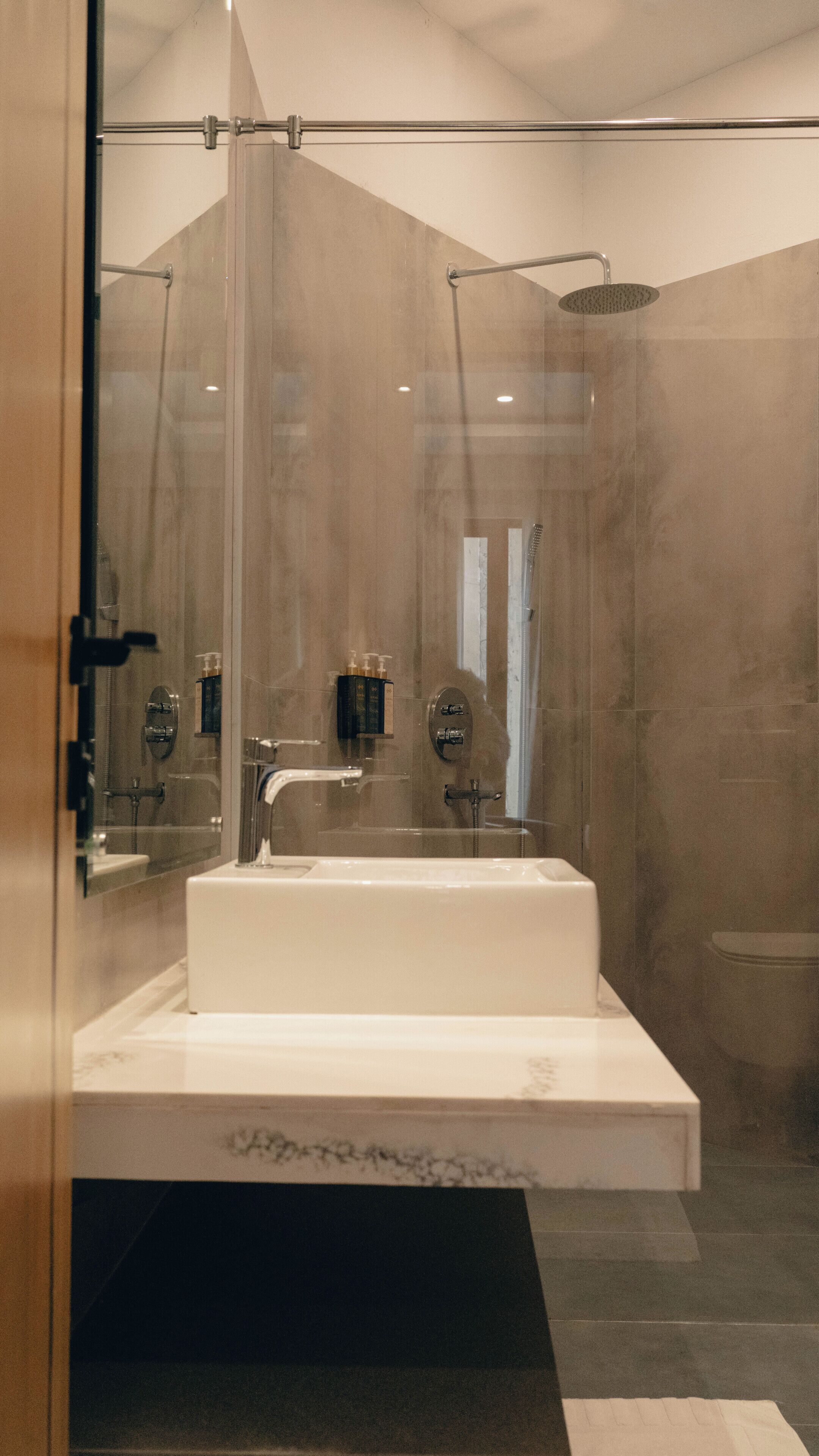 Vila com design assinado | Banheiro | Chuveiro, produtos de toalete de grife, secador de cabelo 