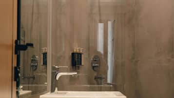 Vila com design assinado | Banheiro | Chuveiro, produtos de toalete de grife, secador de cabelo