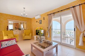 Een televisie en een open haard