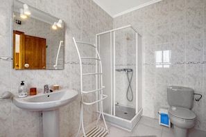 Bathtub, hair dryer, towels - Holiday Home 'Chalet Tossal Gros' with Sea View, Wi-Fi and Air Conditioning (La font den carros)