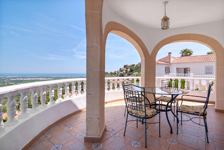 Outdoor dining. Holiday Home 'Chalet Tossal Gros' with Sea View, Wi-Fi and Air Conditioning