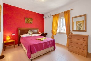 2 bedrooms, iron/ironing board, free WiFi, bed sheets - Holiday Home 'Chalet Tossal Gros' with Sea View, Wi-Fi and Air Conditioning (La font den carros)