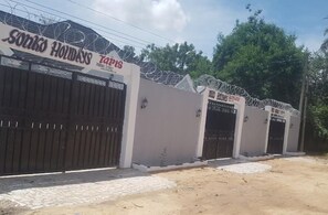 Property grounds - Bambino Guest House (Brikama)