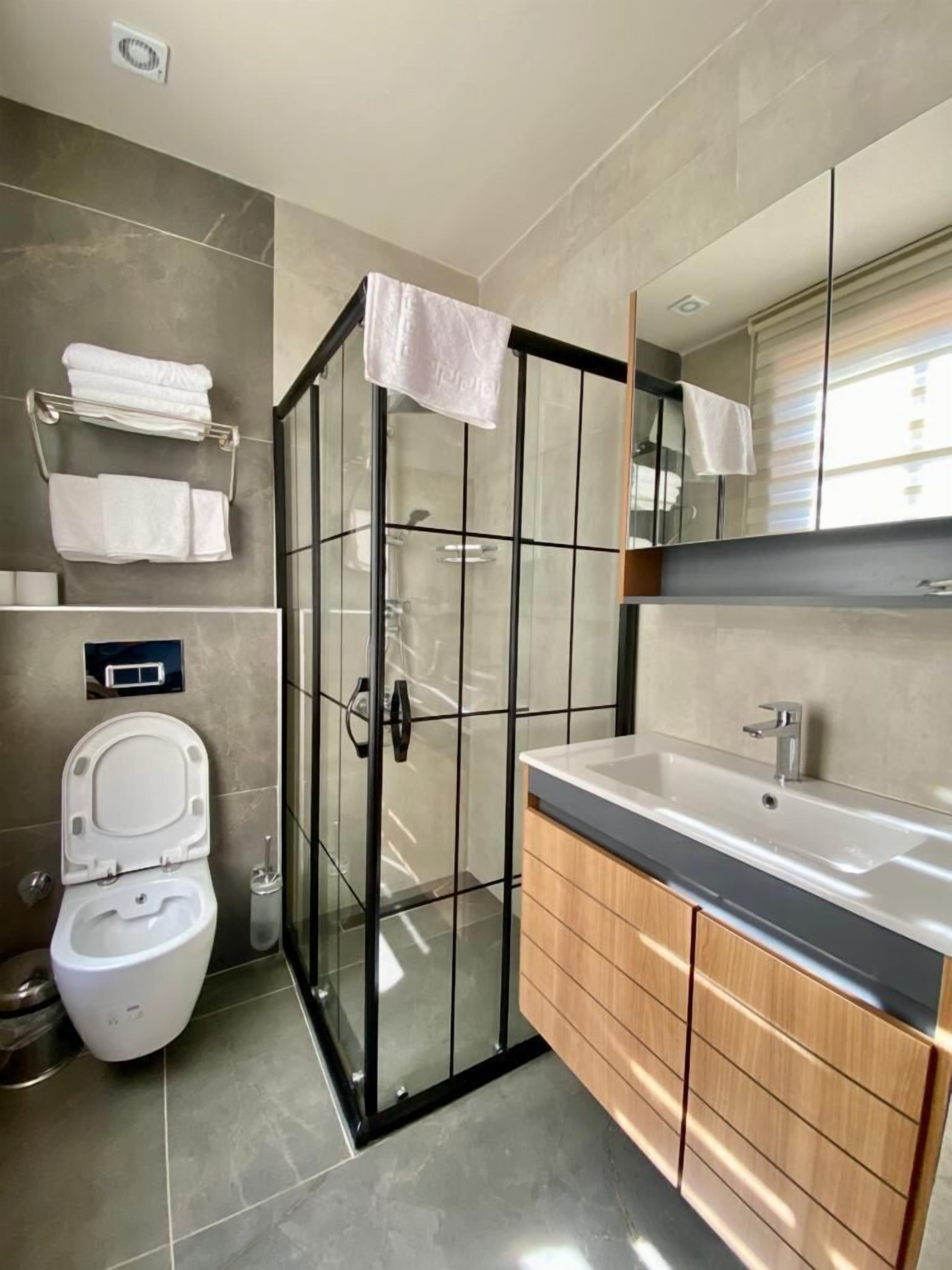 Kamar Triple Keluarga, 1 kamar tidur, pemandangan kota | Kamar mandi | Shower, pengering rambut, sandal, dan handuk