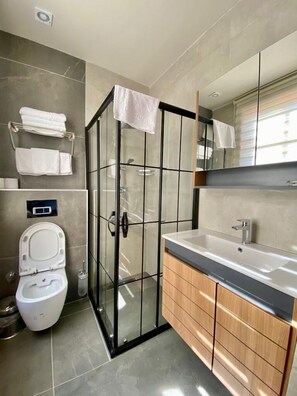Familien-Dreibettzimmer, 1 Schlafzimmer, Stadtblick | Badezimmer