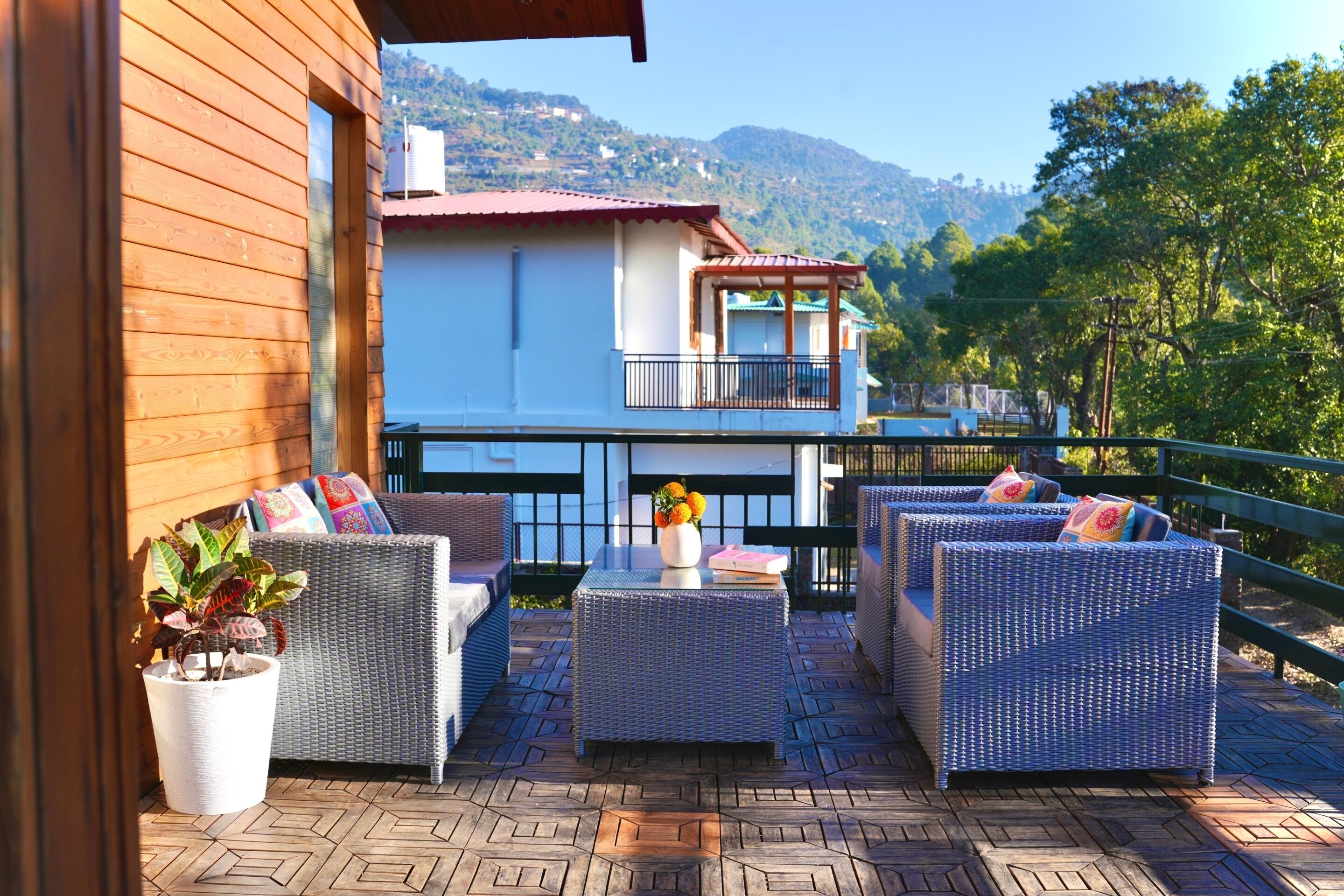 2 BHK Attic Apartment | Balcón