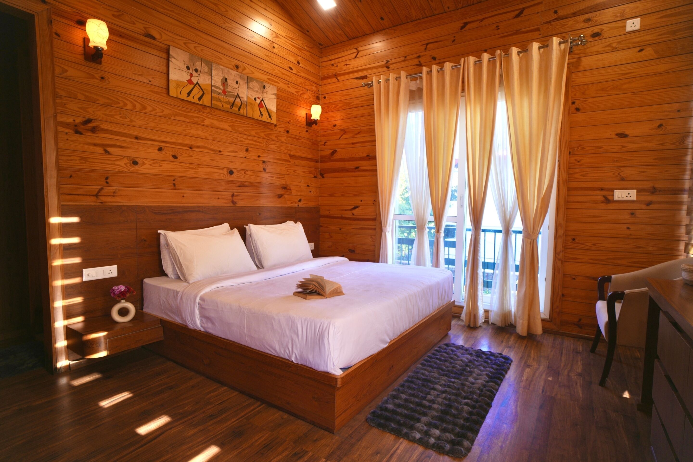 Een slaapkamer met houten lambrisering, een bed, nachtkastje en een raam met gordijnen.
