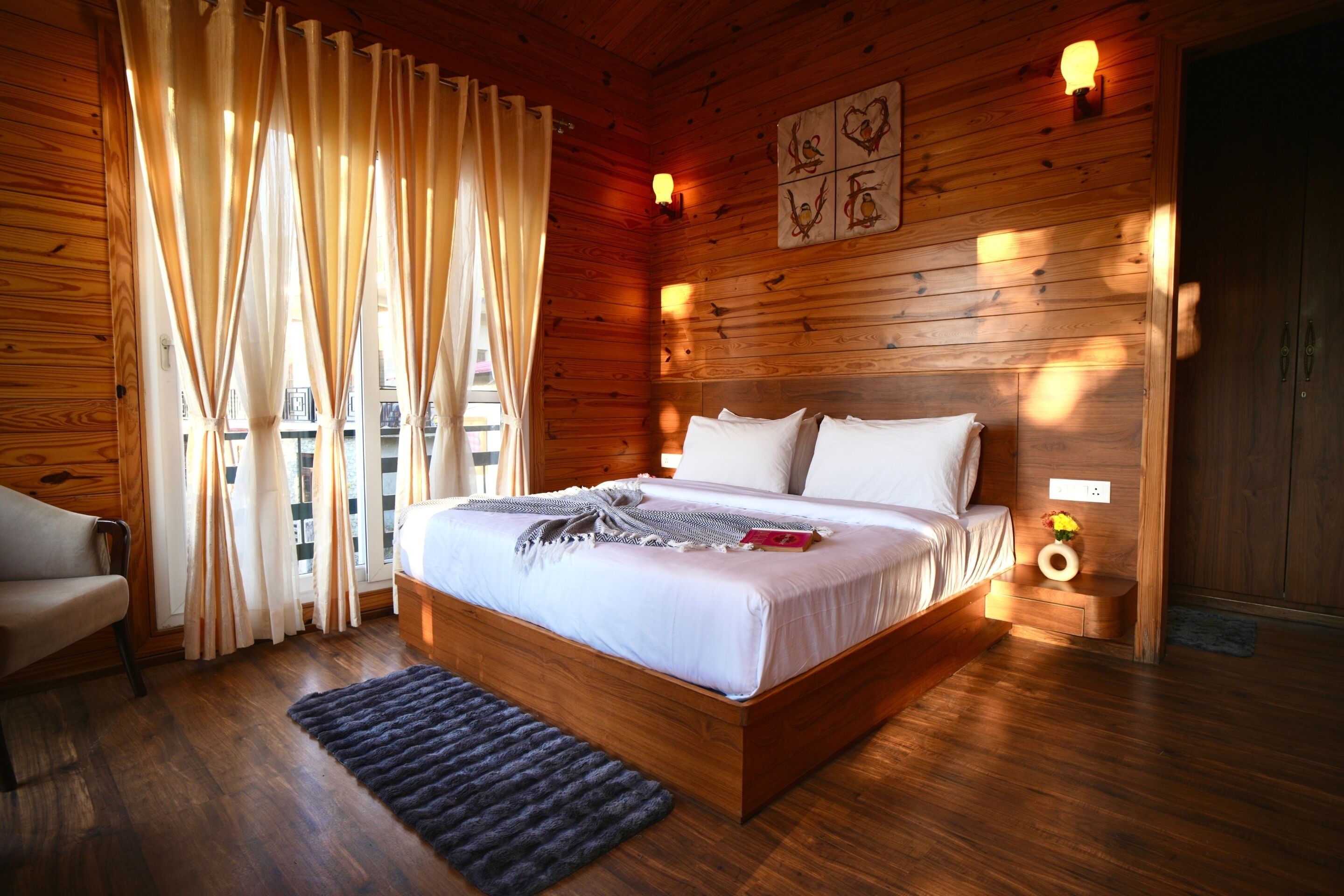 2 BHK Attic Apartment | Literie de qualité supérieure, matelas Select Comfort