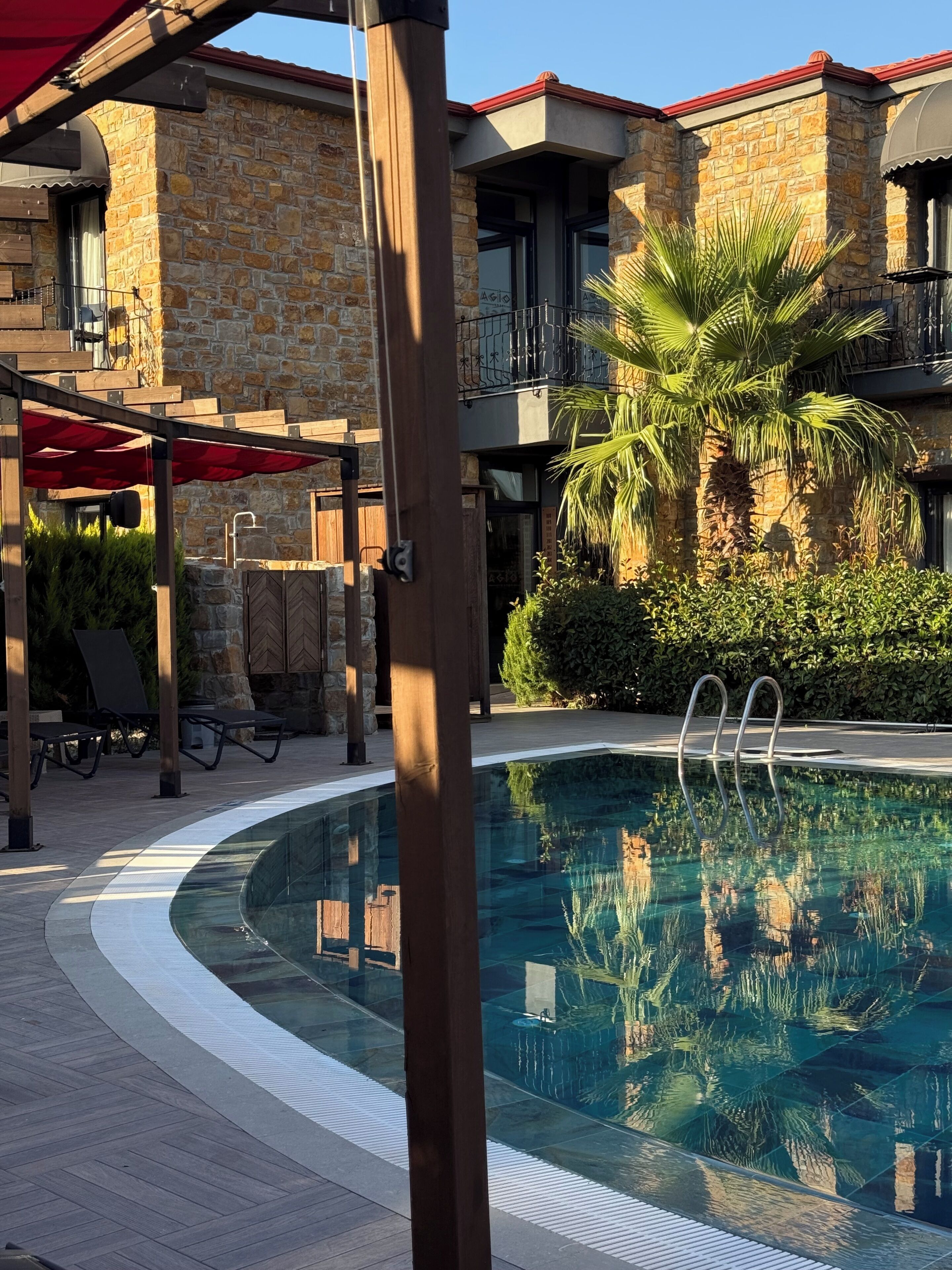 Una piscina al aire libre de temporada