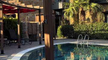 Una piscina al aire libre de temporada