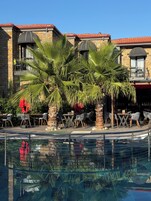 Una piscina al aire libre de temporada