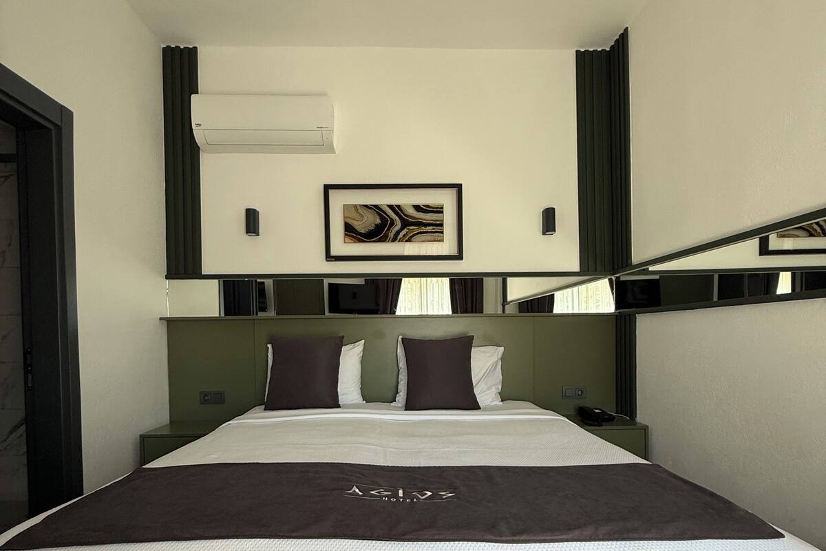 Habitación estándar con 1 cama matrimonial o 2 individuales | Sábanas italianas Frette, ropa de cama de alta calidad y minibar 