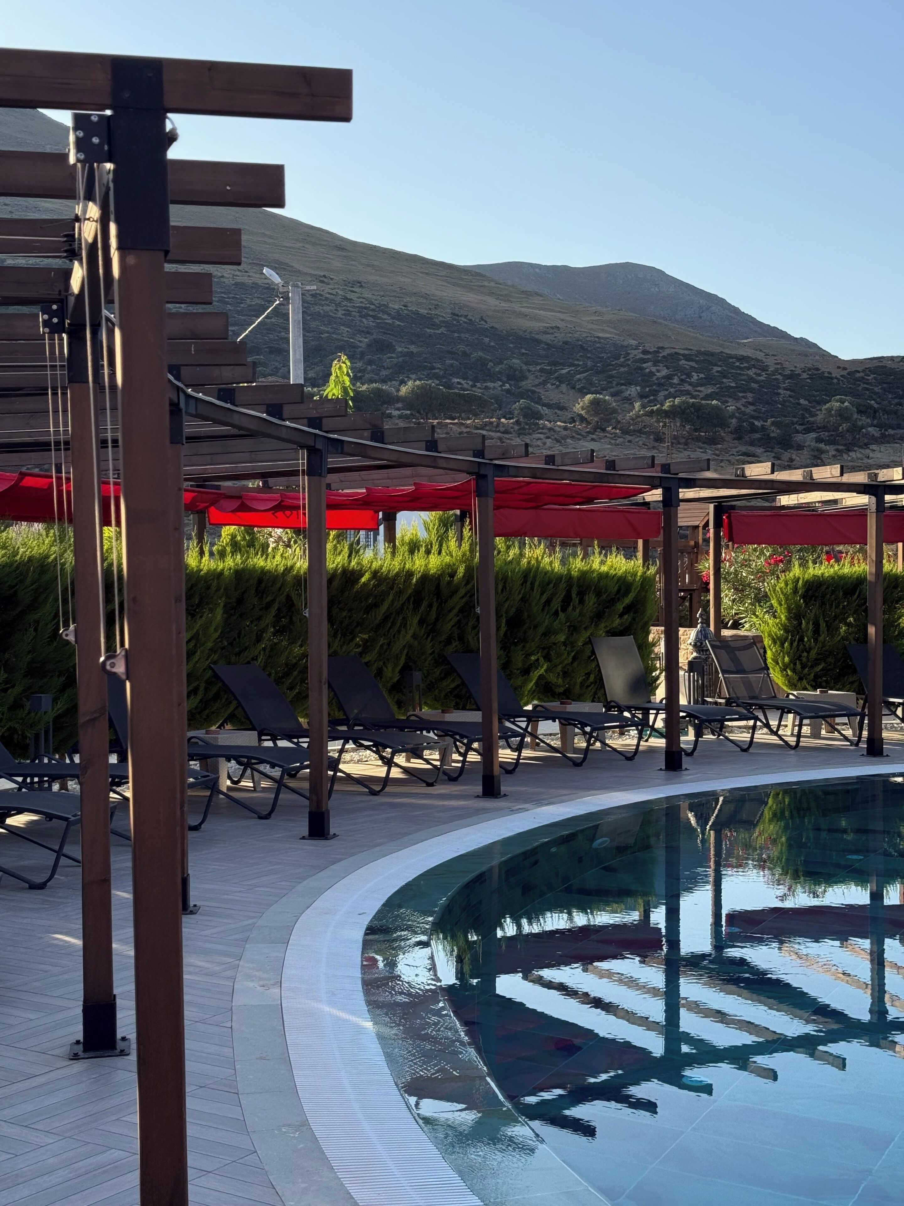 Una piscina al aire libre de temporada