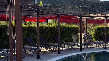 Una piscina al aire libre de temporada