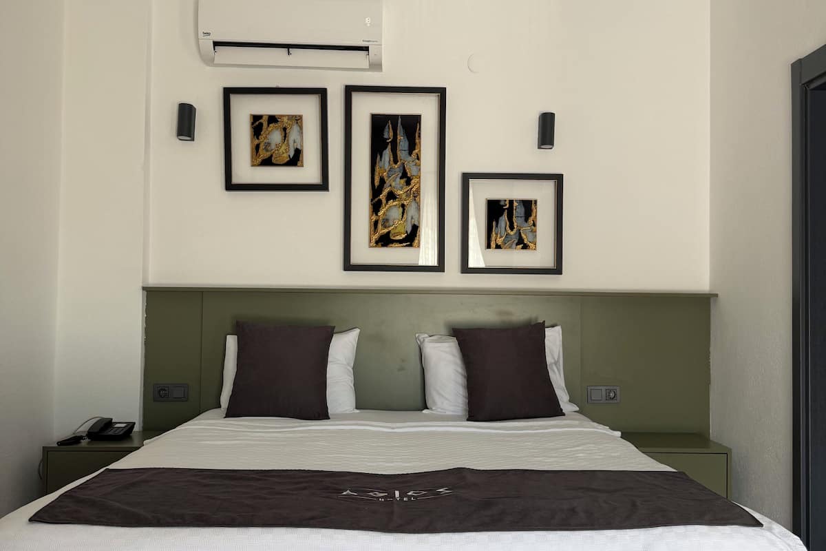 Habitación superior, 1 habitación | Sábanas italianas Frette, ropa de cama de alta calidad y minibar 