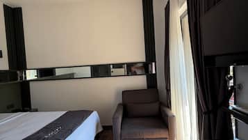 Quarto casal ou duplo standard | Lençóis italianos Frette, roupas de cama premium, frigobar