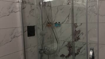 Ducha, secador de pelo, zapatillas y toallas