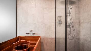 Suite Ofuro | Kamar mandi | Shower, pancuran hujan, handuk, dan sabun