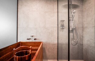 Suite Ofuro | Bathroom | Shower, rainfall showerhead, towels, soap