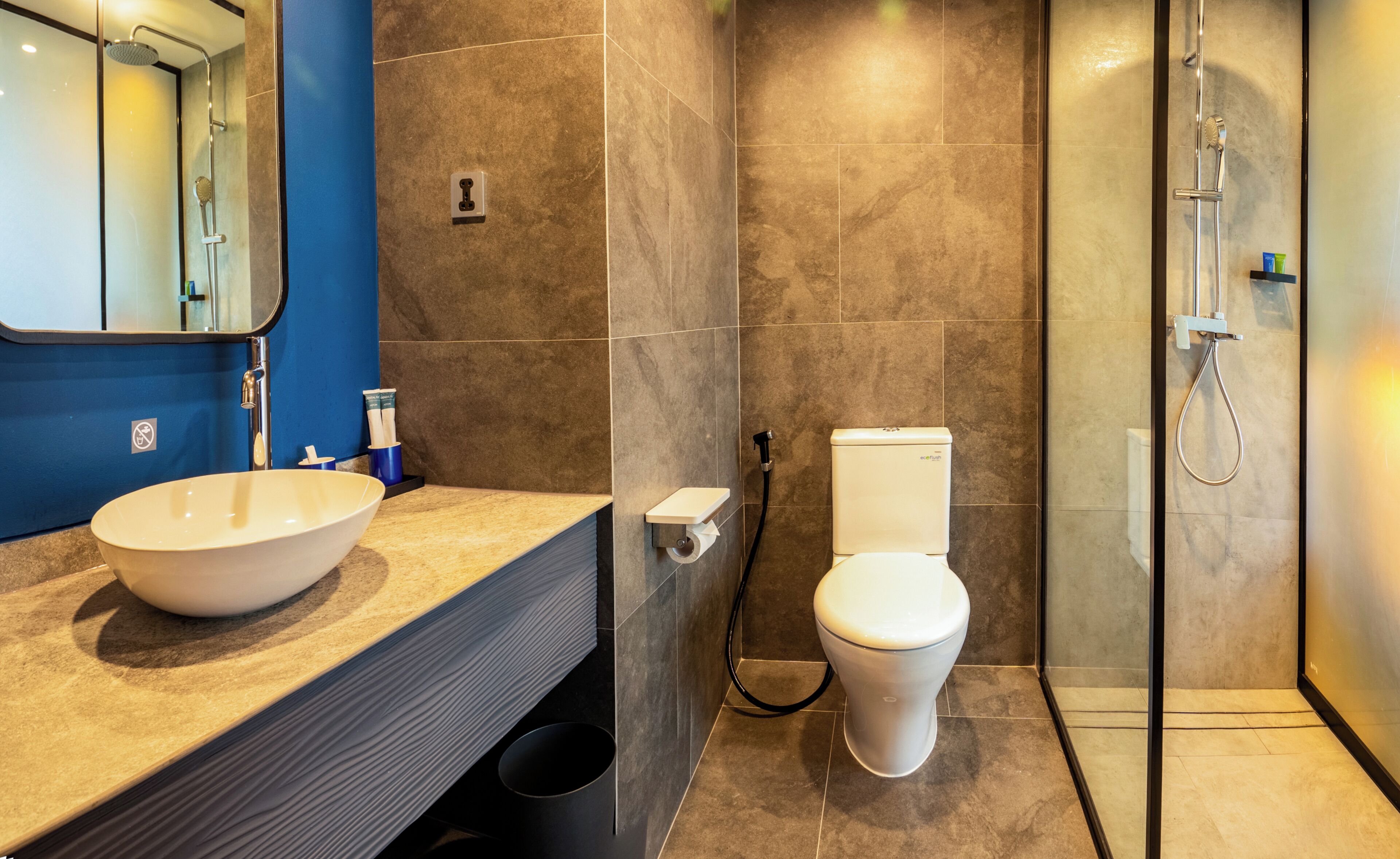 Un baño con lavamanos grande, inodoro y ducha.