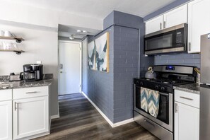 Dishwasher, paper towels, dining tables - Westlake Cozy Apartment (Westlake)