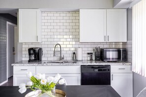 Geschirrspüler, Küchenrolle, Esstisch