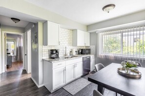 غسالة أطباق، مناشف ورقية، مائدة طعام