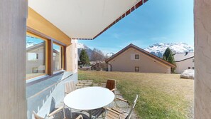 Outdoor dining - Large 4½-room appartment (122m²) on the ground floor in a quiet location, direct (Samedan)