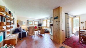 Fernseher, Kamin, Bücher