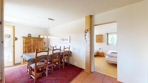 3 bedrooms, desk, WiFi, bed sheets