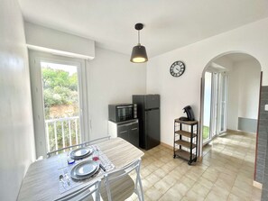 Fridge, microwave, stovetop, dishwasher - Charming Studio for 2 in Ajaccio, Close to Airport and Amenities (Ajaccio)