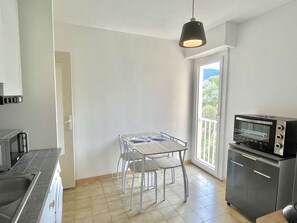 Réfrigérateur, micro-ondes, plaque de cuisson, lave-vaisselle