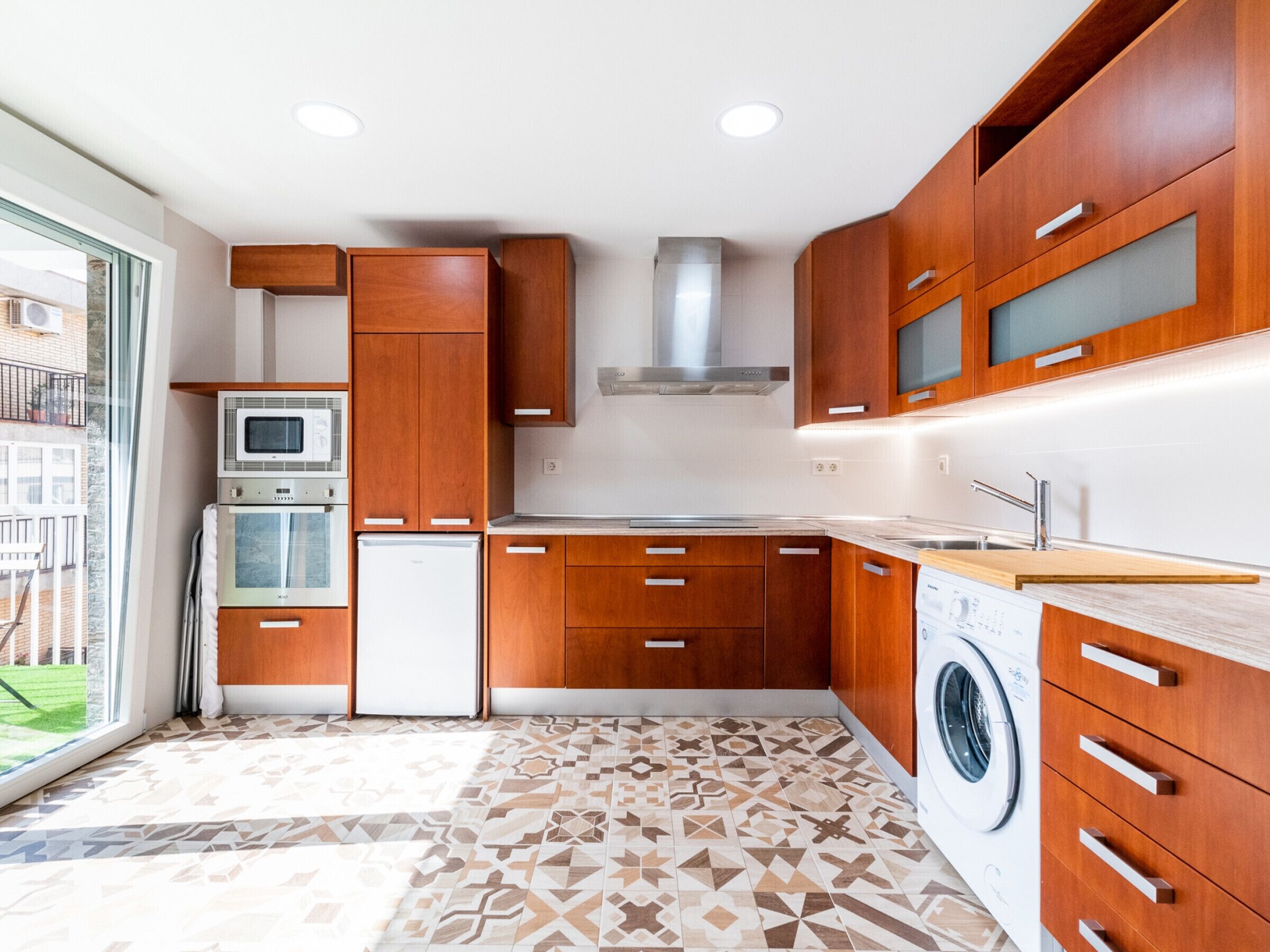 Kylskåp, mikrovågsugn, ugn och kaffe- och tebryggare