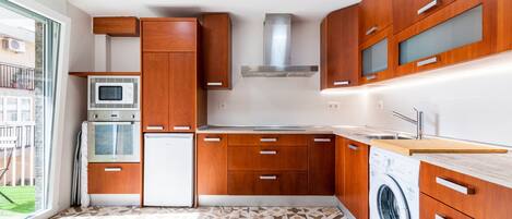 Een koelkast, een microgolfoven, een oven