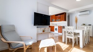 Un appartement moderne comprenant un salon, un coin repas et une cuisine.