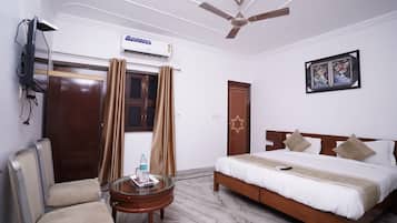 Deluxe Room | 1 bedroom, WiFi (free), bed sheets